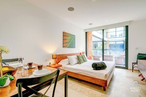 行政开间, 1 张特大床, 阳台, 海滨 | 熨斗/熨衣板、免费 WiFi、床单