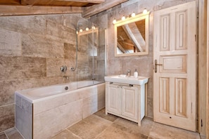 Douche, sĂšche-cheveux, serviettes fournies, savon