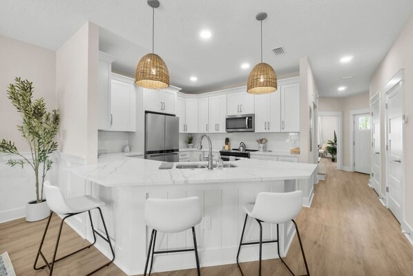 Fridge, microwave, oven, stovetop - *New*~Short walk to beach+Private Salt Water Pool (Panama City Beach)