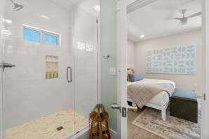 Desk, iron/ironing board, travel cot, WiFi - *New*~Short walk to beach+Private Salt Water Pool (Panama City Beach)