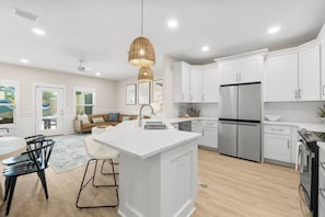 Køleskab, mikrobølgeovn, ovn, kogeplade