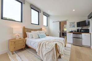 1 bedroom, desk, iron/ironing board, WiFi - Private Del Mar Casita Guest House - Ocean Views, Blocks from Downtown & Beach (Del Mar)