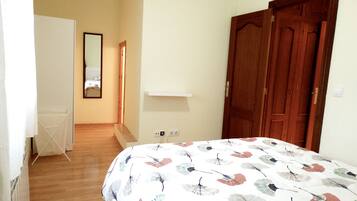 1 dormitorio, tabla de planchar con plancha, wifi y ropa de cama