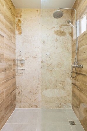 Shower, hair dryer, bidet, towels
