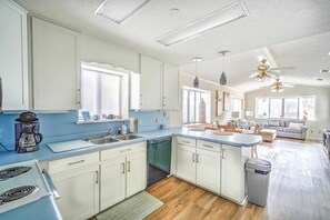 Een kookplaat, een vaatwasser