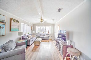 TV - 154 Gulf Dr. - Endless Summer - 2 Queens, Golf Cart & Wifi Included (Panama City Beach)