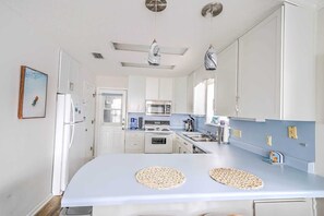 Een kookplaat, een vaatwasser