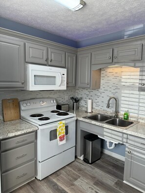 Fridge, microwave, oven, stovetop - Centrally located in Shelbyville, just 1/4 mile from the Horse Show Grounds. (Shelbyville)