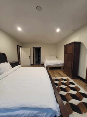 1 bedroom, WiFi, bed sheets - Escape To A Luminous, Off-grid Lodge Surrounded By Nature Near Blue River BC (Blue River)