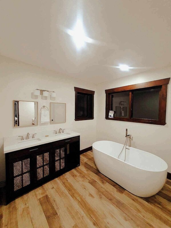 Towels, soap, shampoo, toilet paper - Escape To A Luminous, Off-grid Lodge Surrounded By Nature Near Blue River BC (Blue River)