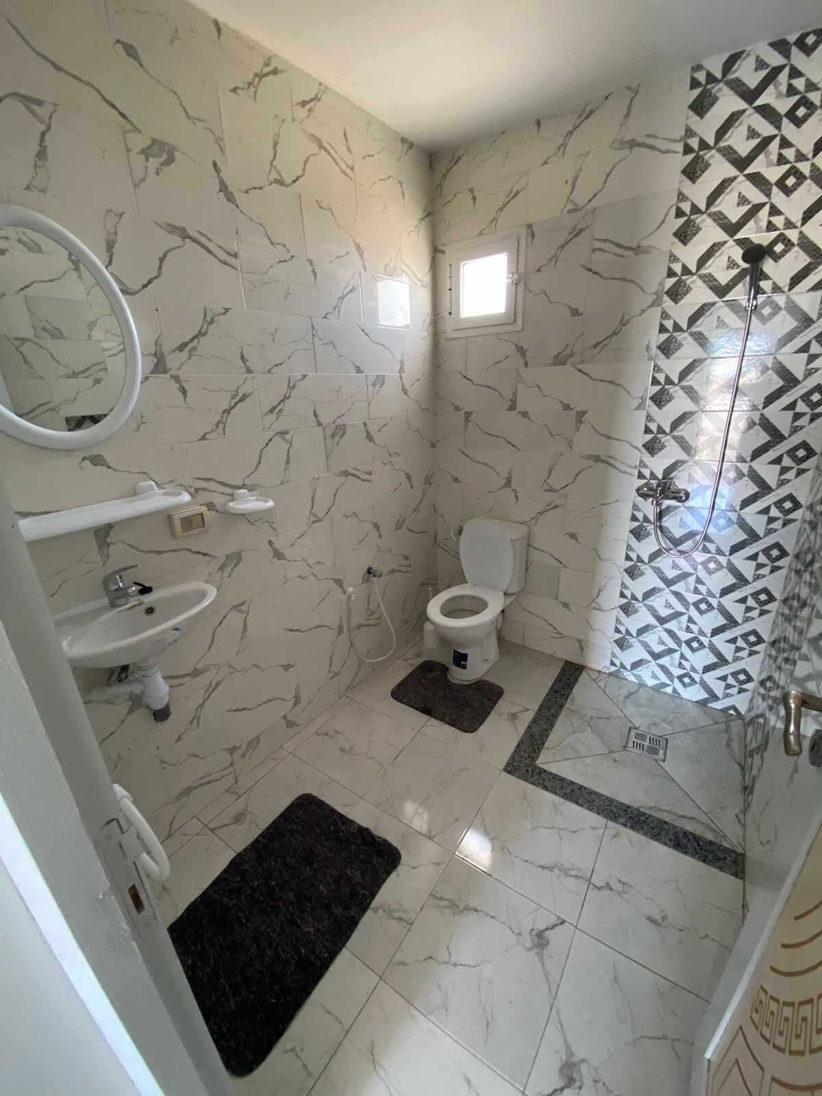 Sèche-cheveux, serviettes fournies, savon, papier toilette