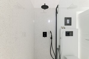 Apartamento, vistas al mar | Ducha del cuarto de baño