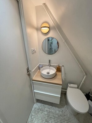 Dusj, hårføner, håndklær og såpe