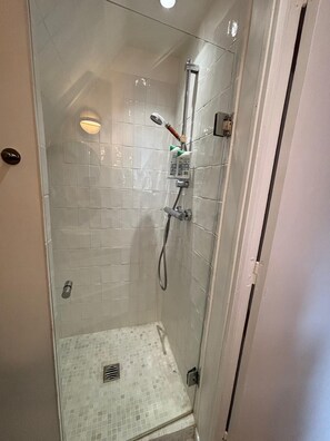 Douche, sĂšche-cheveux, serviettes fournies, savon