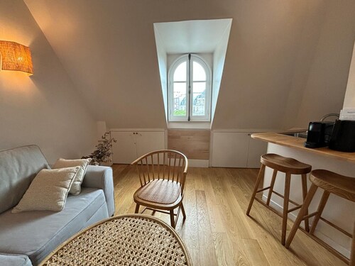 Cosy studio overlooking the rooftops of Paris