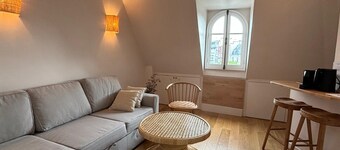 Cosy studio overlooking the rooftops of Paris