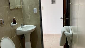 Bidet, toallas, jabón, papel higiénico