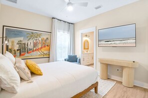 8 chambres, bureau, fer et planche à repasser, lit de bébé portatif