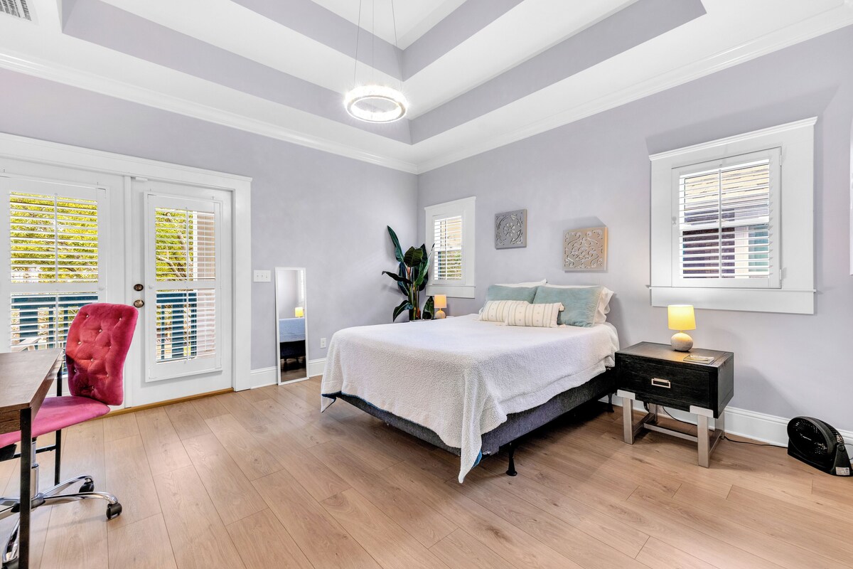 1537- Sleeps 10, 1 Mile to Vystar/Arenas, Great Entertaining, Pet Friendly