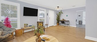 2680- Space Cadet, Single Level, Big Yard, Large Living Area, Pet & Kid Friendly