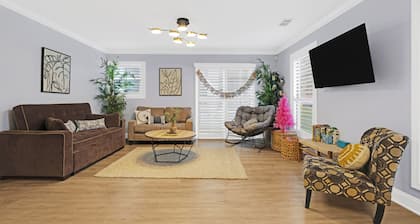 2680- Single Level, Huge Yard, Large Entertaining Area, Pet & Kid Friendly