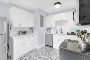 Réfrigérateur, micro-ondes, four, plaque de cuisson