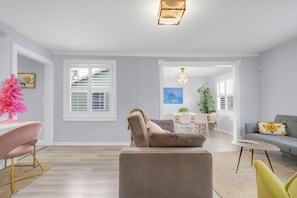 Smart TV, books - 917- San Marco Sky Cottage, Pets OK, Near Arenas & Hospitals (Jacksonville)