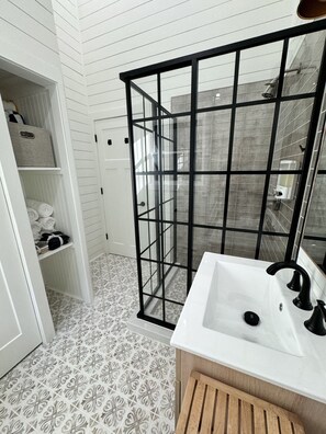 Shower, hair dryer, towels, soap - Lakefront Retreat, near All Star Village, in the Catskills (Franklin)