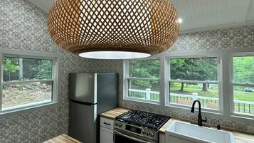 Geladeira, micro-ondas, fogão, cooktop