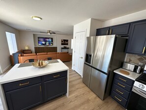 Fridge, microwave, oven, stovetop - Casa Vega- Your Home in Las Vegas (Las Vegas)