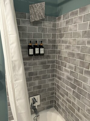 Een haardroger, handdoeken, zeep, shampoo