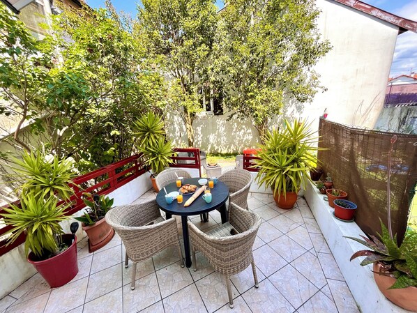 Outdoor dining - Garden apartment, town center not far from the station (Hendaye)