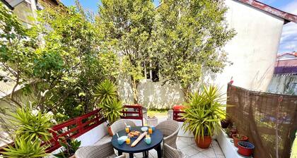 Garden apartment, town center not far from the station