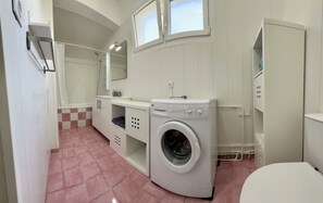 Soap, shampoo, toilet paper - Garden apartment, town center not far from the station (Hendaye)