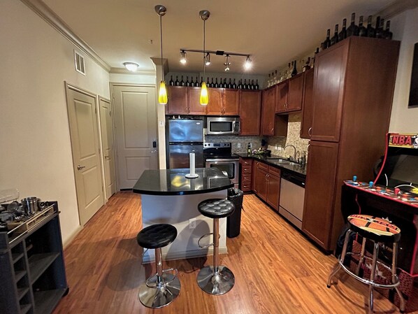 Réfrigérateur, micro-ondes, four, plaque de cuisson