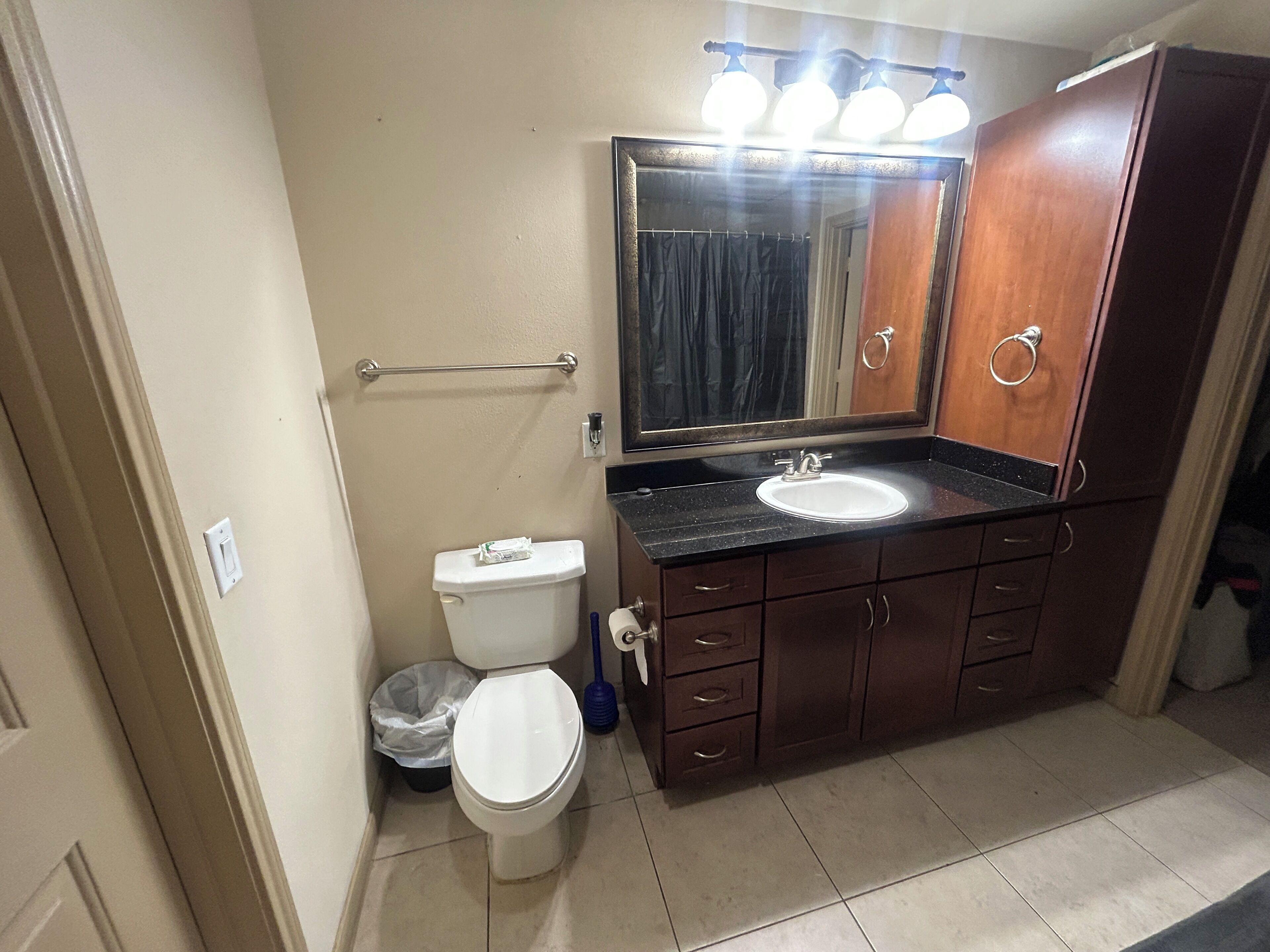 Toallas, jabón, shampoo, papel de baño 
