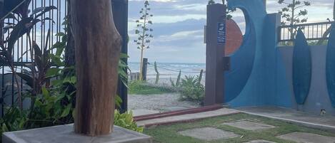 Propiedad frente al mar con una estructura de concreto, un letrero que dice 'NO FUMAR' y vista al océano.