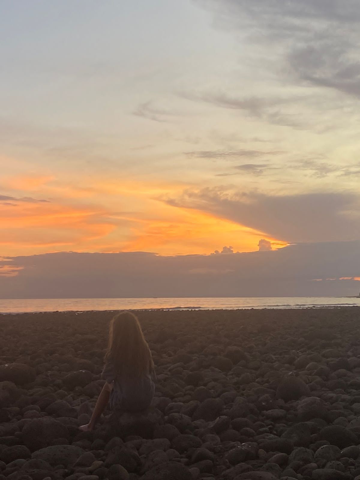En strand vid solnedgången.