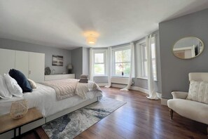 3 chambres, bureau, fer et planche à repasser, lit de bébé portatif