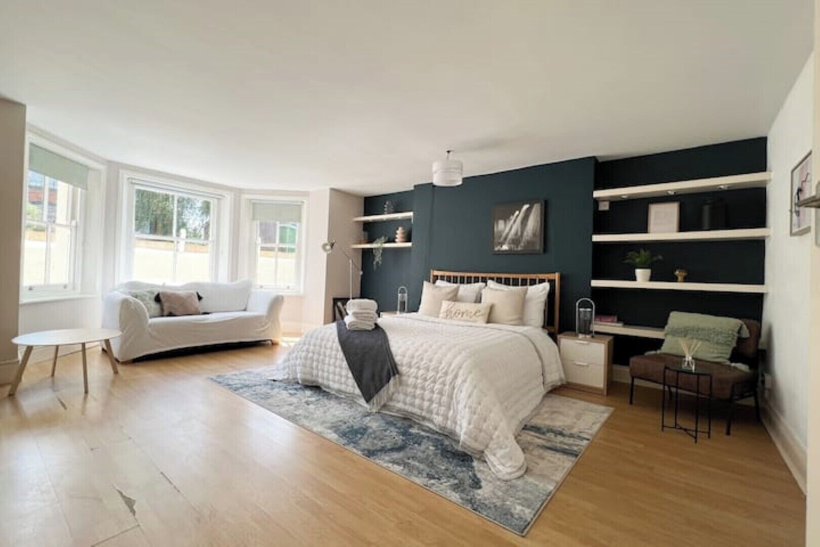 3 chambres, bureau, fer et planche à repasser, lit parapluie