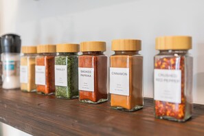 Suihku, hiustenkuivaaja, pyyhkeet, saippua