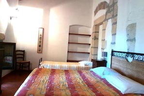 2 bedrooms, iron/ironing board, WiFi, bed sheets - The Green Sheep - x5 (San Gimignano)