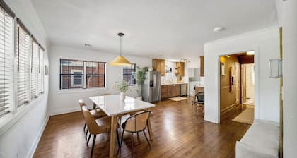 Hot Tub! Interior designed Midtown Home!
Near by: TU, Expo Sq, RTE. 66, BOK