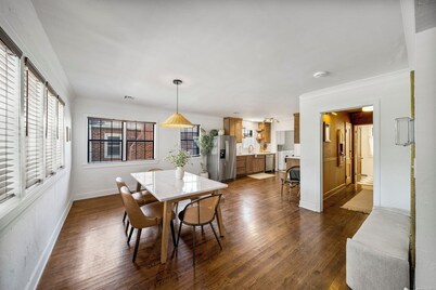 Hot Tub! Interior designed Midtown Home!
Near by: TU, Expo Sq, RTE. 66, BOK