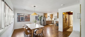 Hot Tub! Interior designed Midtown Home!
Near by: TU, Expo Sq, RTE. 66, BOK