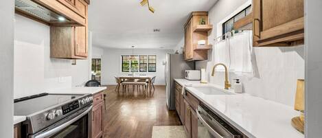 Geladeira, micro-ondas, fogão, cooktop