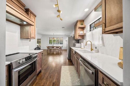 Hot Tub! String Lights! Putting Green!
Near by: TU, Expo Sq, RTE. 66, BOK