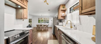 Hot Tub! String Lights! Putting Green!
Near by: TU, Expo Sq, RTE. 66, BOK