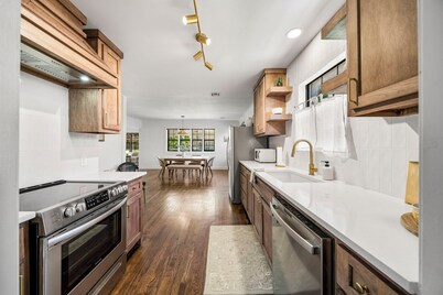 Hot Tub! String Lights! Putting Green!
Near by: TU, Expo Sq, RTE. 66, BOK