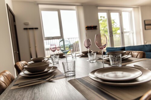 Luxury Penthouse 3 bedroom apartment with parking, 85inc TV and pool table